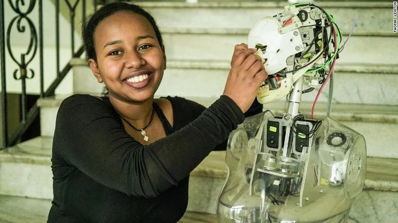 Betelhem avec un prototype de Sophia. (Gracieuseté de Thomas Lewton)