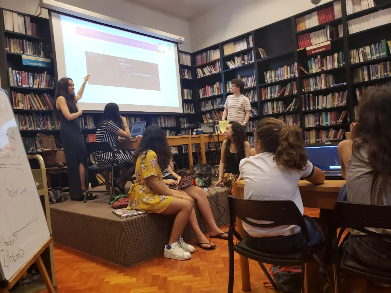 Camila enseñando programación a alumnas en Chicas Programadoras. (Cortesía de Camila Codina)