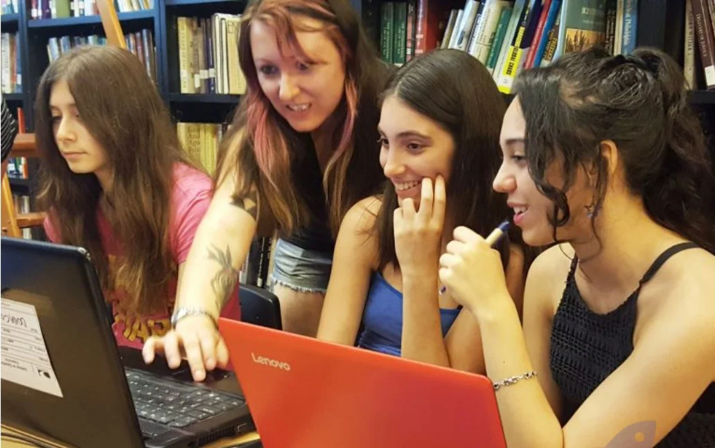 Camila estudiando programación con sus compañeras. (Cortesía de Camila Codina)