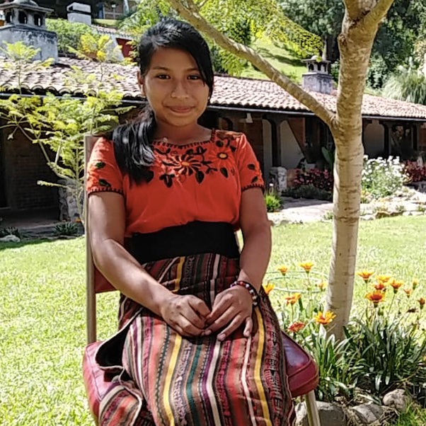 Sara es una estudiante Maya Quiché de 13 años que participó en el campamento de liderazgo de GoJoven en 2018. "Me gustaría que las niñas sigan estudiando y no se casen temprano," dice Sara sobre sus esperanzas para el futuro. (Cortesía del GOJoven Guatemala)
