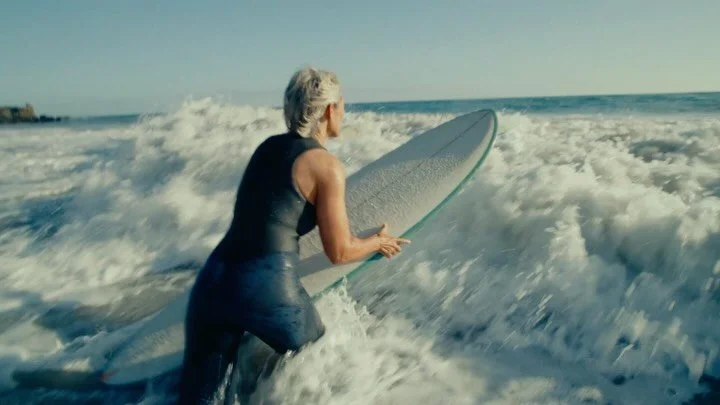 Some in-water frames from a quick evening swim last year with @kassiasurf directed by @wardkweskin