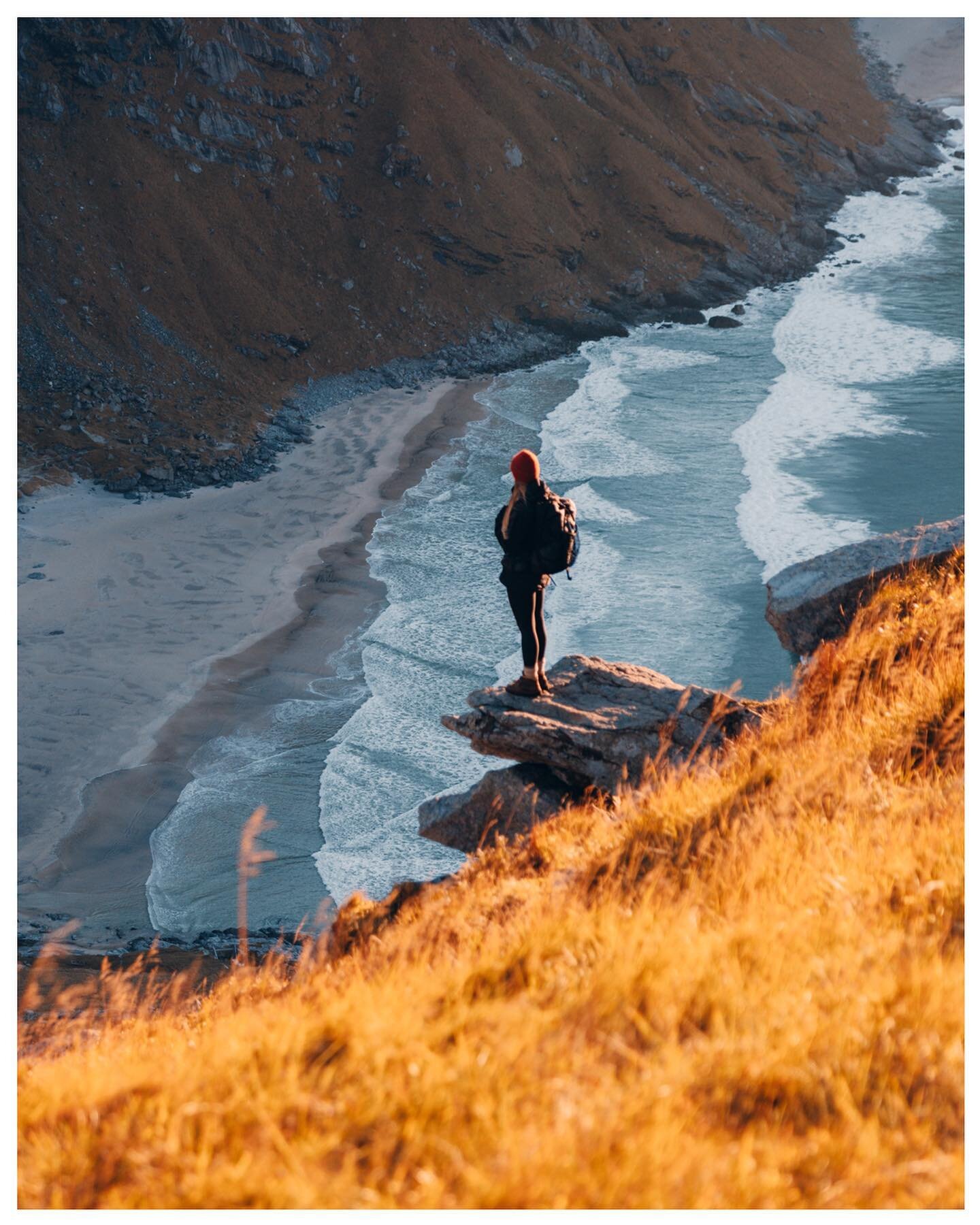 Memories as lovely as the last glimmer of gold on the horizon. ✨

Looking through these images now I feel like I could count the sunny days from last summer with one hand. The rare sunshine made this specific hike stand out even more.🌞