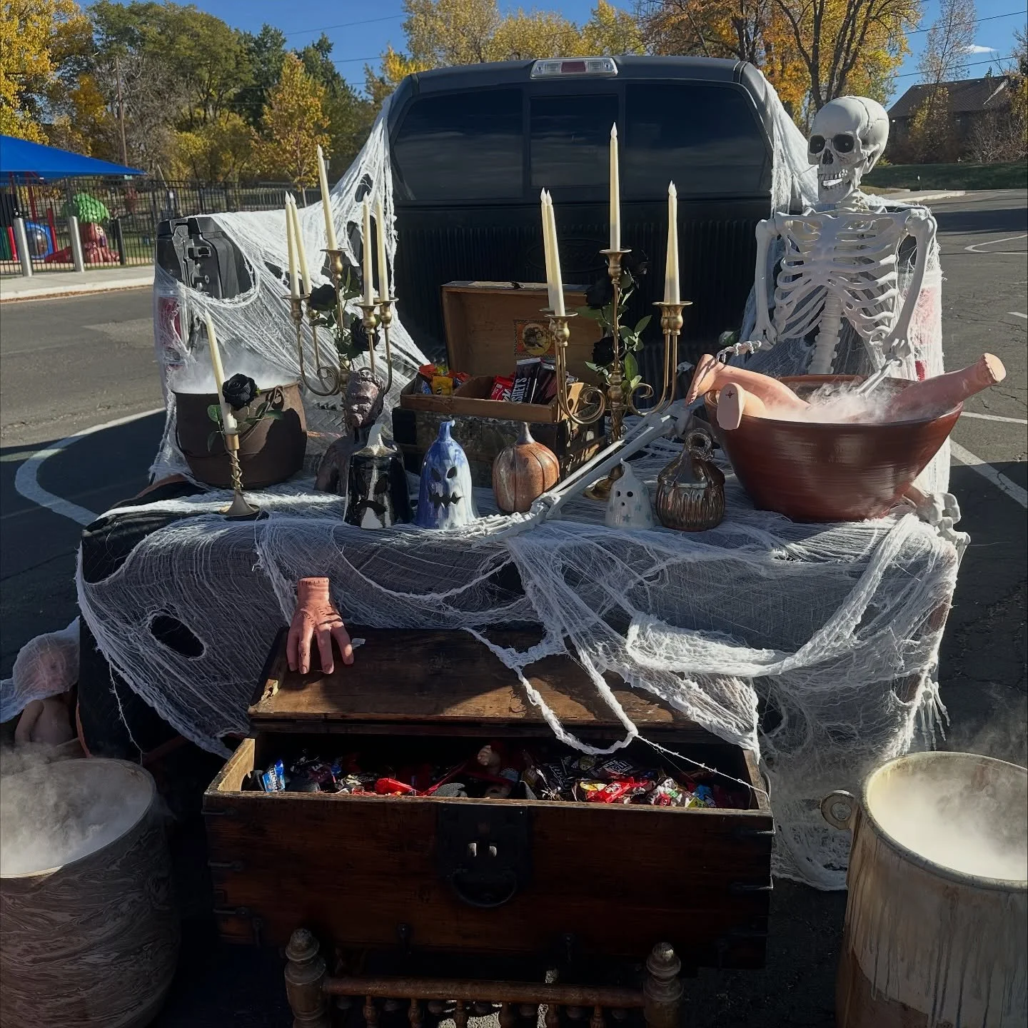 Super fun evening at Holland’s school for trunk or treat. I have a truck so @eronjohnsonantiques hooked it up with a cool old trunk to stash sweet treats in for all the kiddos. I put some dry ice in the planters to act as cauldrons and we hande