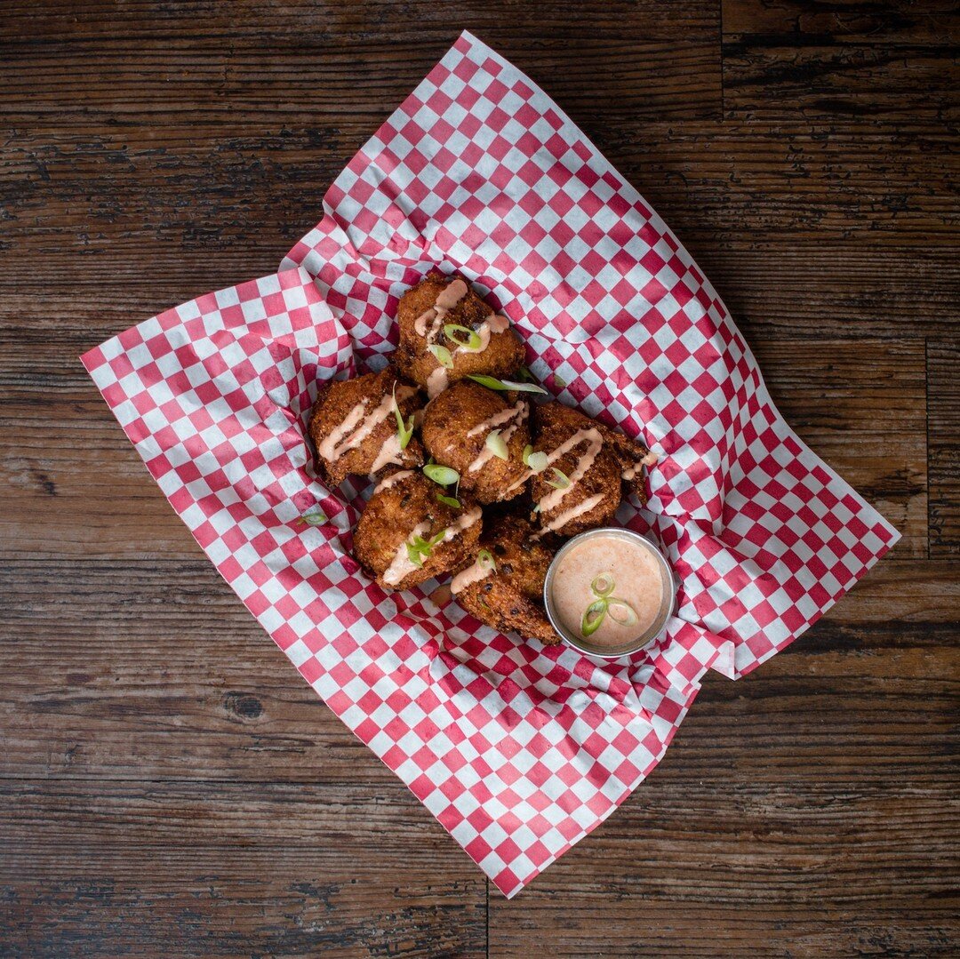 What is your favorite of our Table Snacks? Try these Crab Hushpuppies if you haven't yet!⁠
.⁠
.⁠
.⁠
#WatsonsShack #Watsons #WatsonsRail #UIUC #Foodies #EatingIllini #Yum #Delicious #Mmm #FriedChicken #Illini #DowntownChampaign #Illinois #Restaurants 