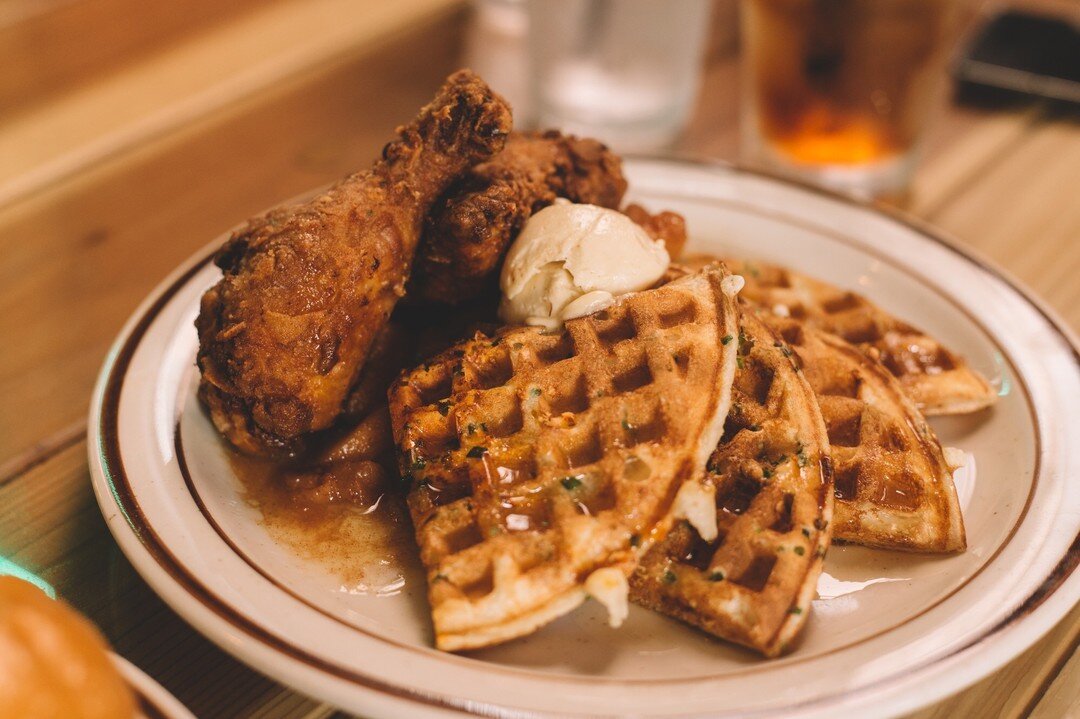 Like Chicken and Waffles? Our Chelsea's Shameless Plea is a Quarter Fried Chicken (you choice of light or dark meat) with Belgian Waffles, Apple Compote, Sorghum-whipped butter, and Maple Syrup.⁠
.⁠
.⁠
.⁠
#WatsonsShack #Watsons #WatsonsRail #UIUC #Fo