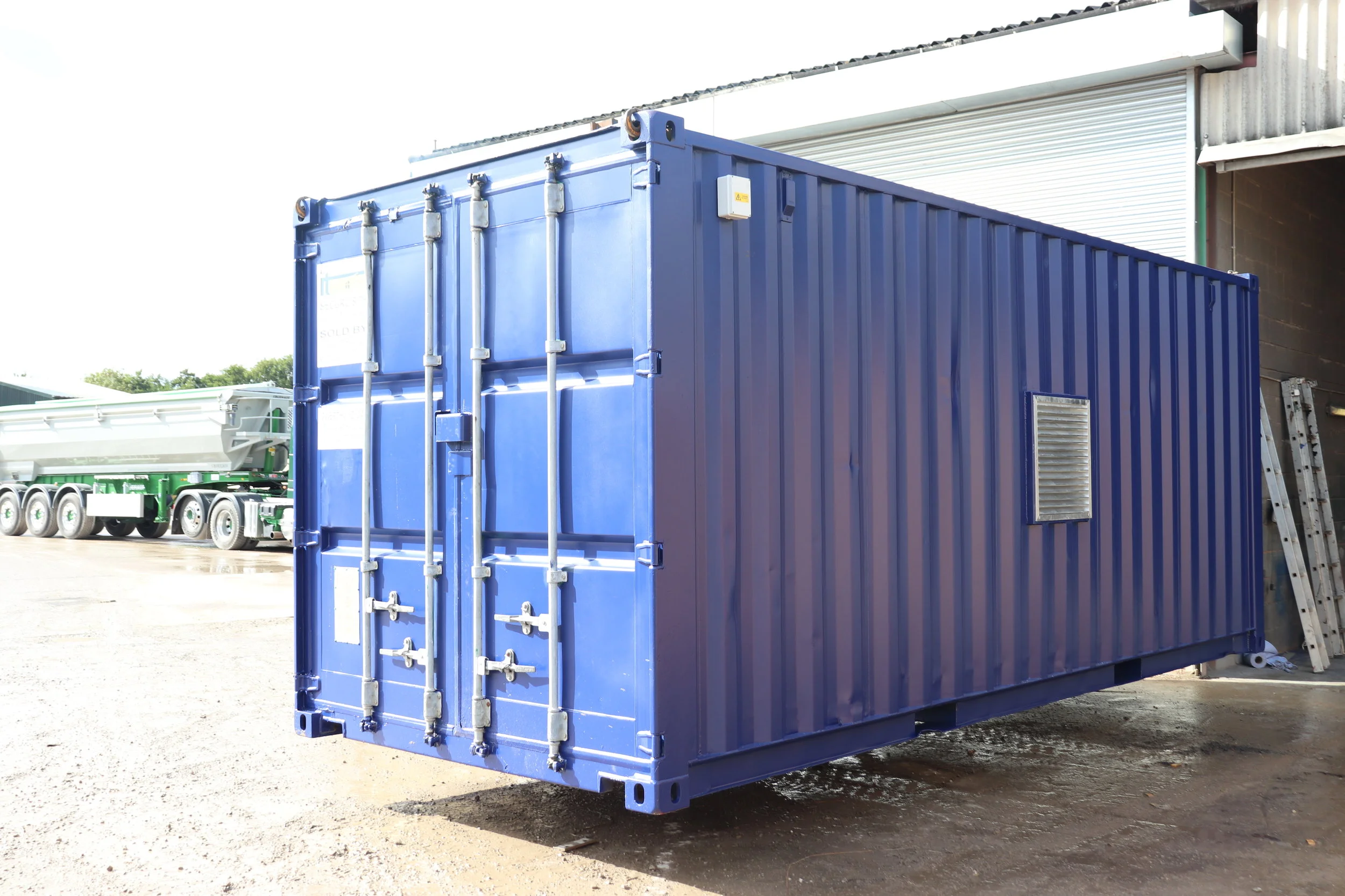 *COSHH06* REMANUFACTURED 20' X 8' COSHH CONTAINER WITH ELECTRICS — I T