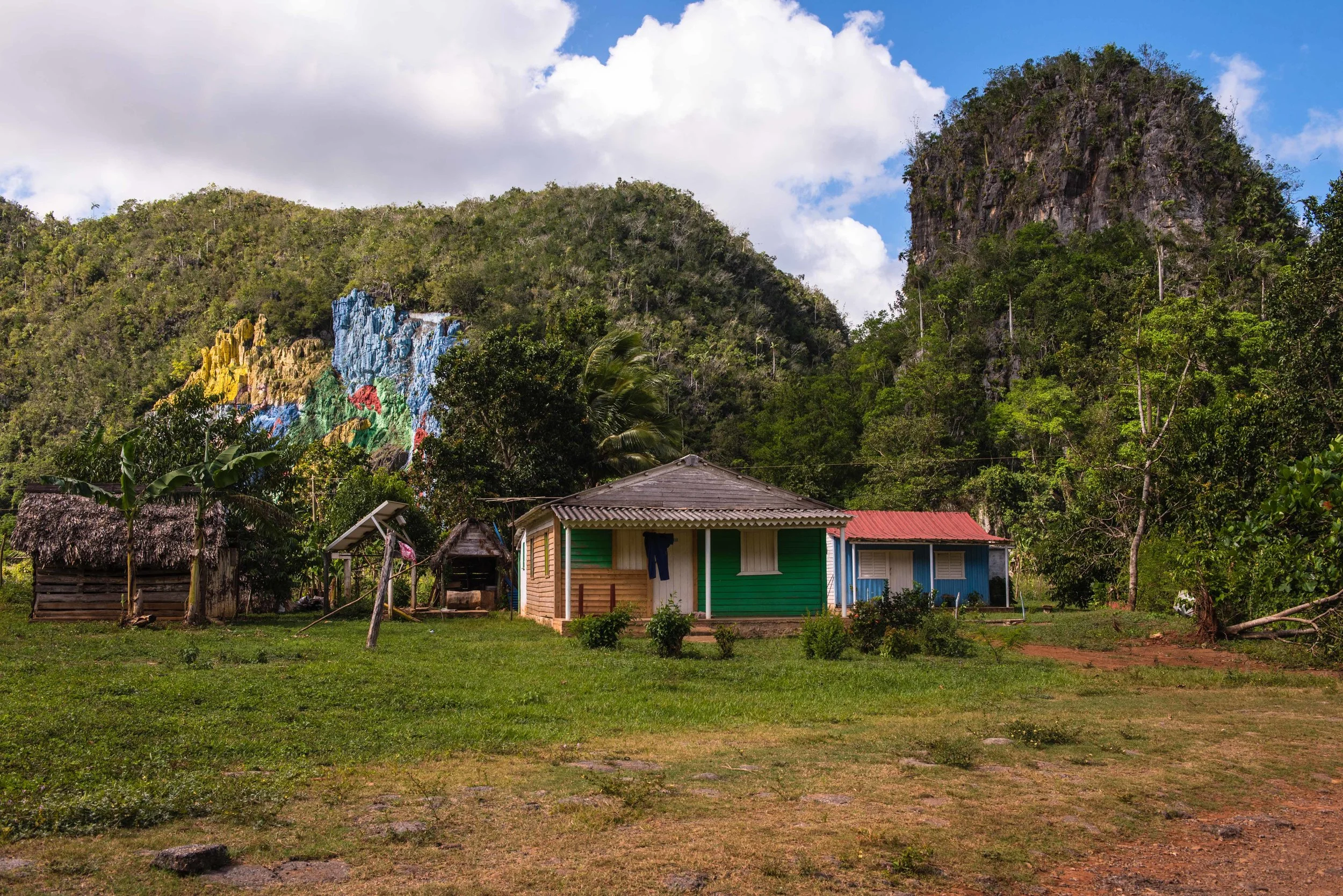 Mural de la Prehistoria in the background, with color-coordinated house (intentional?).