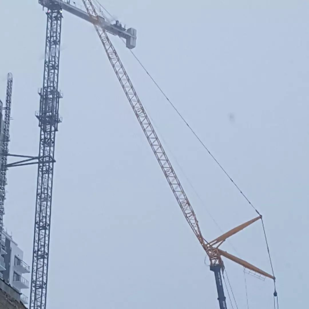 Much excitement downtown. Cranes moving cranes.

#cranes
