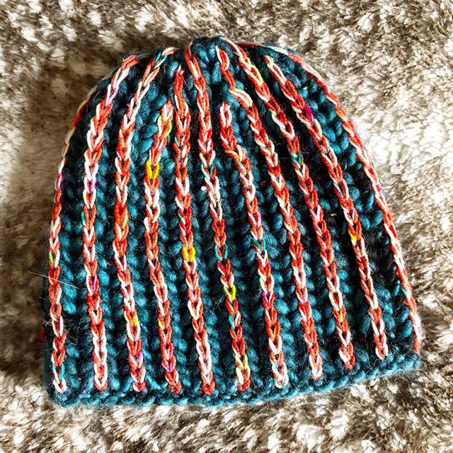 Andddd just like that! 🙌🏻 super fun knit, the #skeletonhat is off the needles and heading to wrapping for a holiday treat for someone! 😉 just adore the colors and the texture of this lovely project! 
#handknitholiday #handknitgifts #handmadeholida