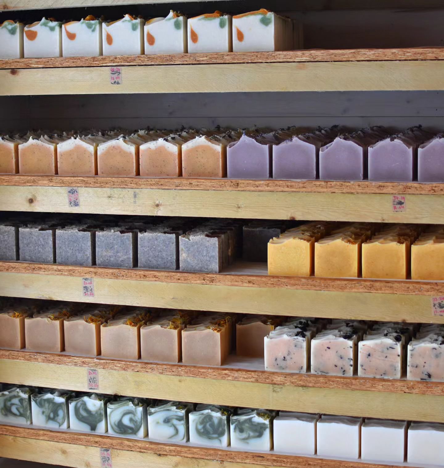 I love a good #soapshelfie It's very satisfying to see soap on the curing shelves again. It had gotten very empty there for a while.

#botanicalsoap #colouredbynature #irishsoapmaker