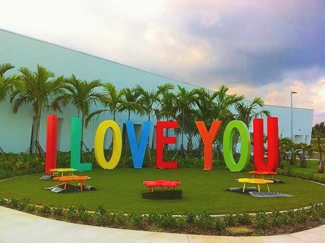 Florida_I%2BLove%2BYou_Rosario%2BMarquardt%2B%26%2BRoberto%2BBehar_R%26R%2BStudios_Public%2BArt%2BServices_J%2BGrant%2BProjects_3.jpg