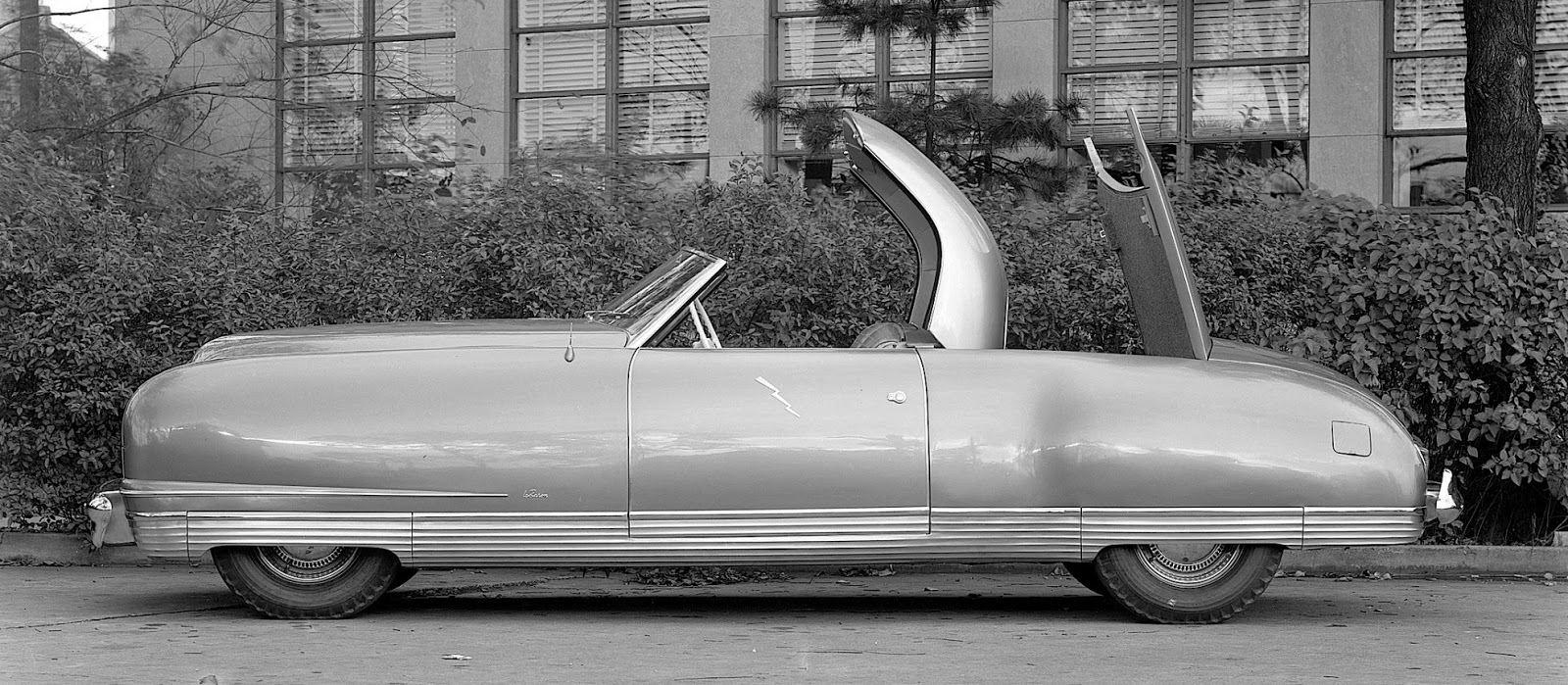 1941 Chrysler Thunderbolt - top half-raised.jpg