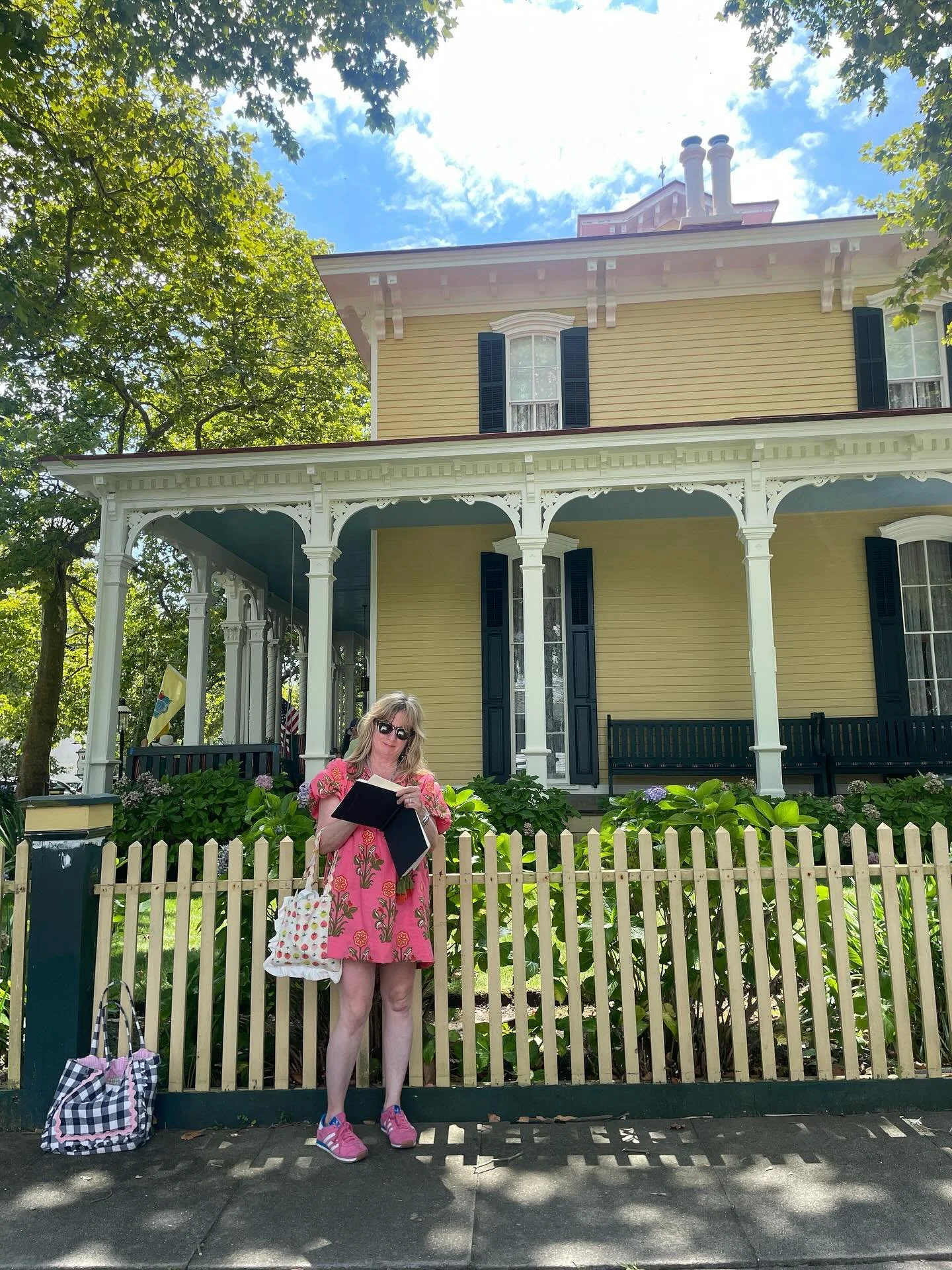 If you see wandering around Cape May I&rsquo;ll  always have my sketchbook.  Swipe to Check out my some of my 3-7 minute watercolors and me posing at the pink house. 

#newengland #coastalliving #cottagestyle #preppystyle #mainelife #capemay #jerseys