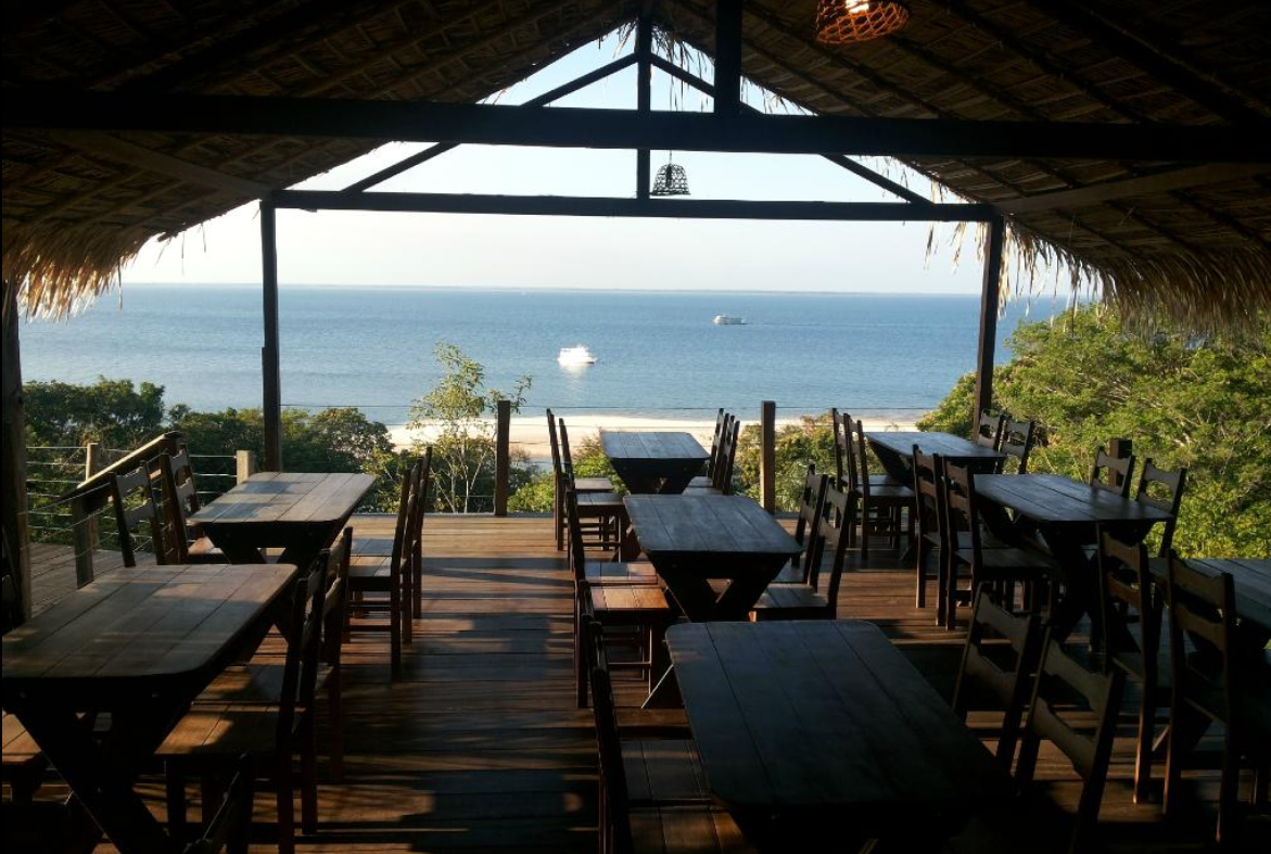 Salão principal e vista da praia. Foto: Waldelice .