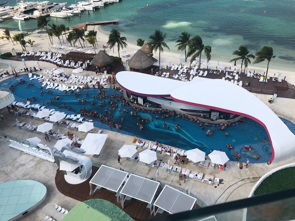 Mesmo com piscina cheia, dá para ver uma imagem feminina no fundo. A piscina é uma atração especial! Imagem: TripAdvisor