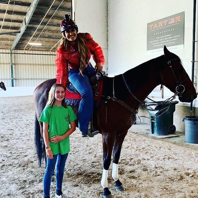 @reese.zimmerman with this year’s @retiredracehorseproject #tbmakeover barrel racing champion @fallontaylor2. We think FT should try polo next year!? #ottb #rrp #barrelracing #polo