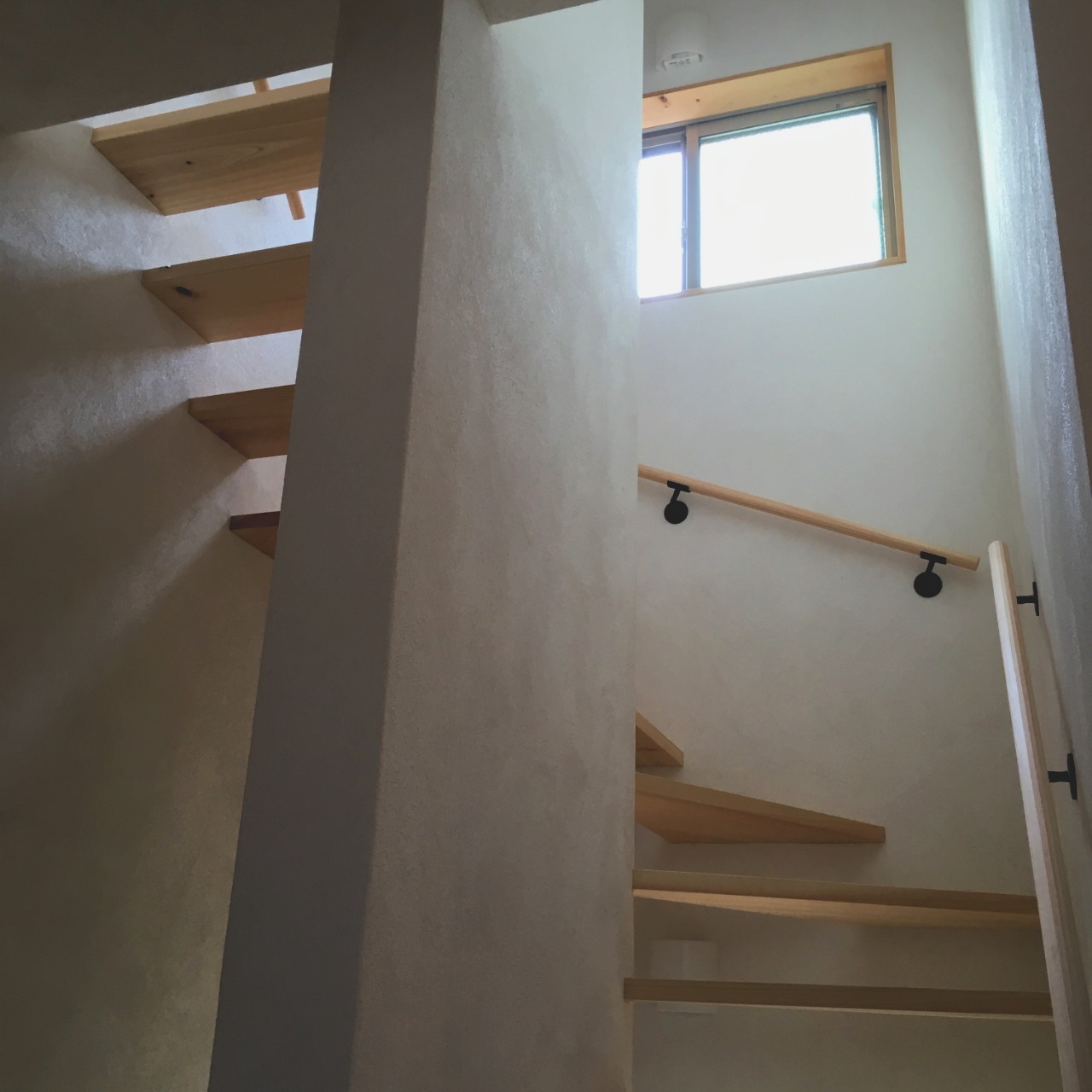 土屋邸_階段_02.jpg