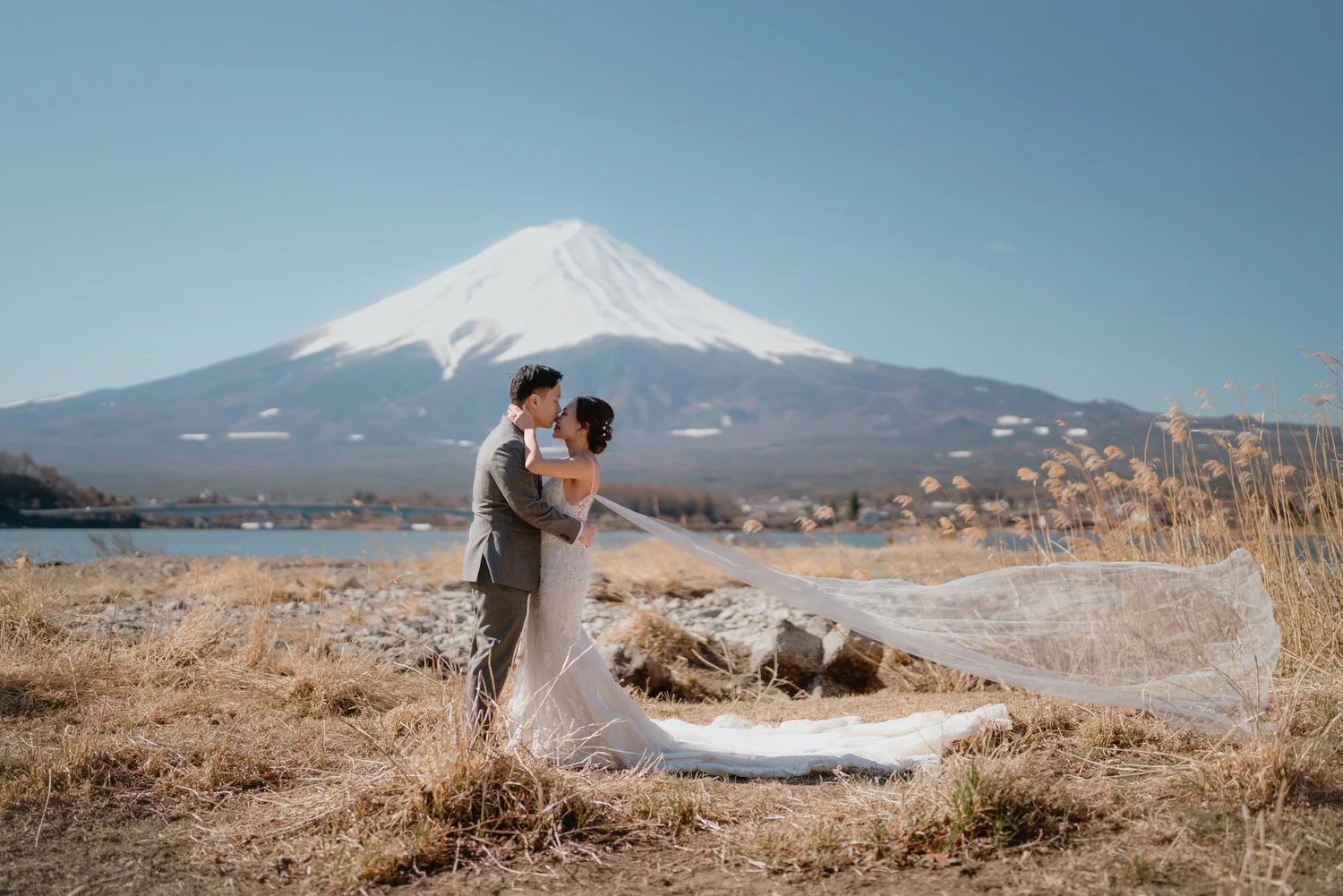 Pre-wedding photographs in front of Mount Fuji