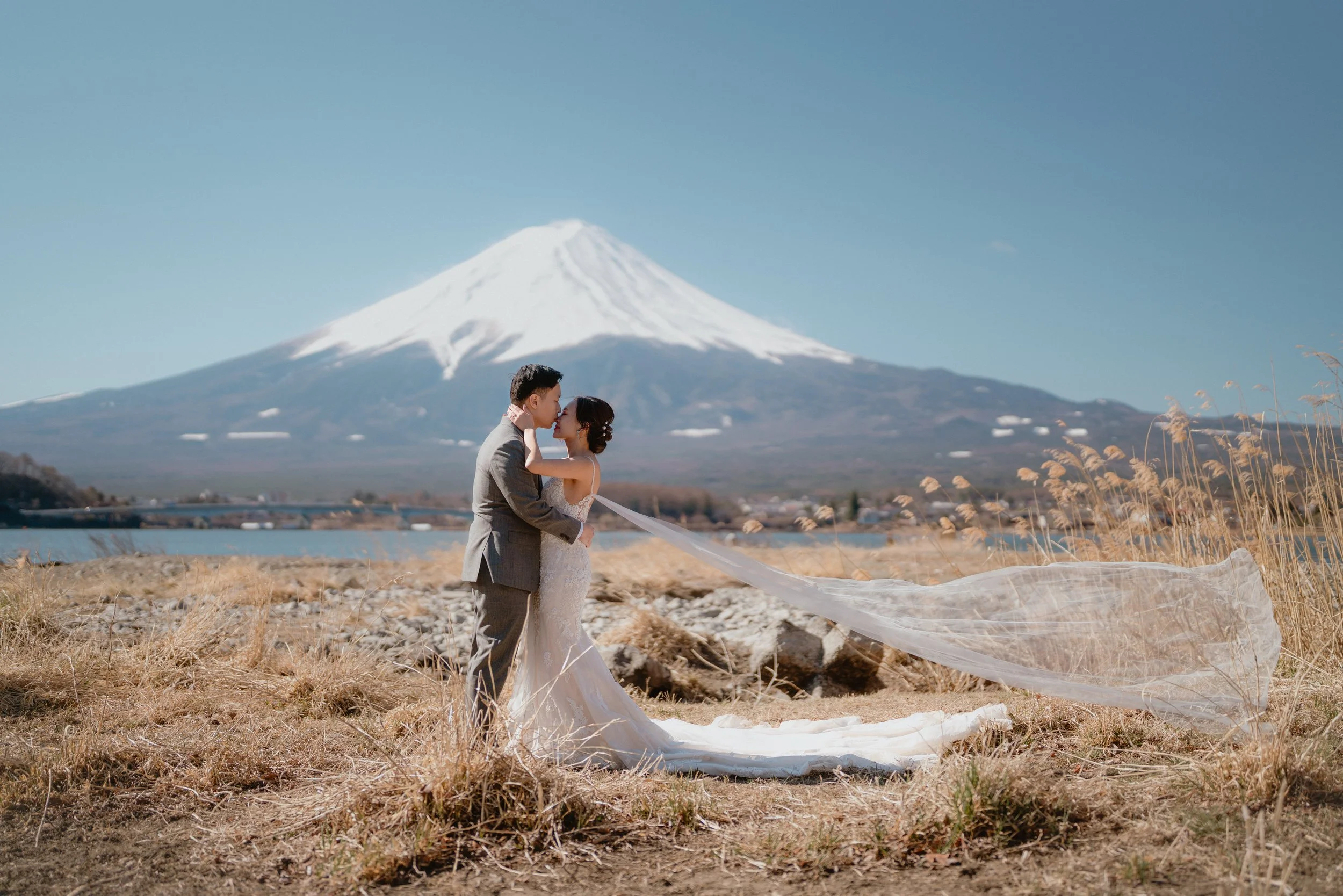 A pre-wedding couple in front of Mount Fuji