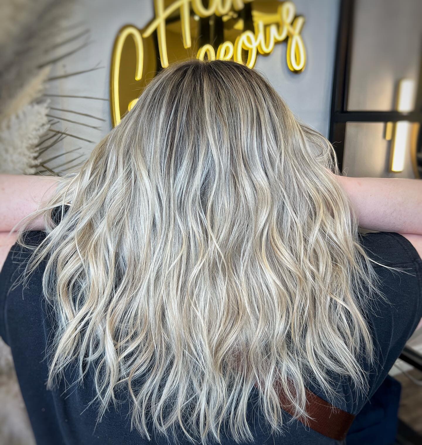 ✨CARA✨

Ready for these summer blondes🥥🌴 
.
.
.

#schwarzkopf#redkenshadeseq#redkenobsessed#balayagehair#balayage#babylights#babylightsandbalayage#haircut#blondehair#blonde#blondebalayage#azhair#licensedtocreate#azhairstylist#goodyear#goodyearsalon