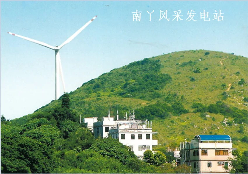 长期以来,港府一直推动香港建造成为一个低碳、宜居、智慧、可持续发展的城市。对于电力行业,亦要求在确保电力公司所有运作及设施均符合政府的环保规例,同时必须尽量减少生产作业方面可能对环境造成的影响,如节能、减排,从而保护及改善环境,并经常与政府环境局、环境保护署保持紧密联络及合作,合力创造美好环境。可再生能源符合「零排放」原则,但由于香港欠缺合适的土地兴建有关发电设施,以致这方面的发展受到限制。尽管如此,港灯仍在积极研究如何能使用更多可再生能源。事实上,除了在南丫岛设置香港最大型的太阳能发电系统及…