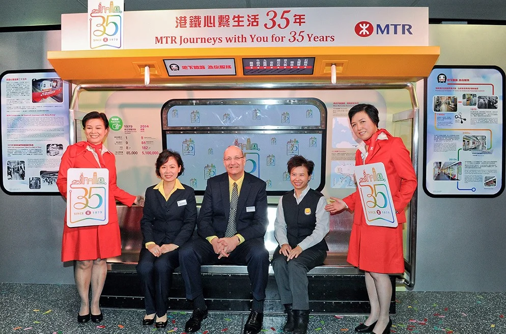 公司简介港铁被公认为全球首屈一指的铁路系统,以其安全、可靠程度、卓越客户服务及高效率著称。港铁所有的客运服务平均每周日的载客量接近530万次,乘客99%的旅程均会准时到达目的地,是乘客往返香港各区甚至境外的最快捷便利交通服务。1975年成立时,当时的地铁公司使命是为香港建造及经营一个铁路系统,采取审慎商业原则运作,配合本地的公共交通运输需求。当时香港政府是唯一的股东。在2000年6月,地铁公司注册为有限公司,之后香港特区政府出售地铁百份之二十三的股份,并于2000年10月5日在香港联交所上市…