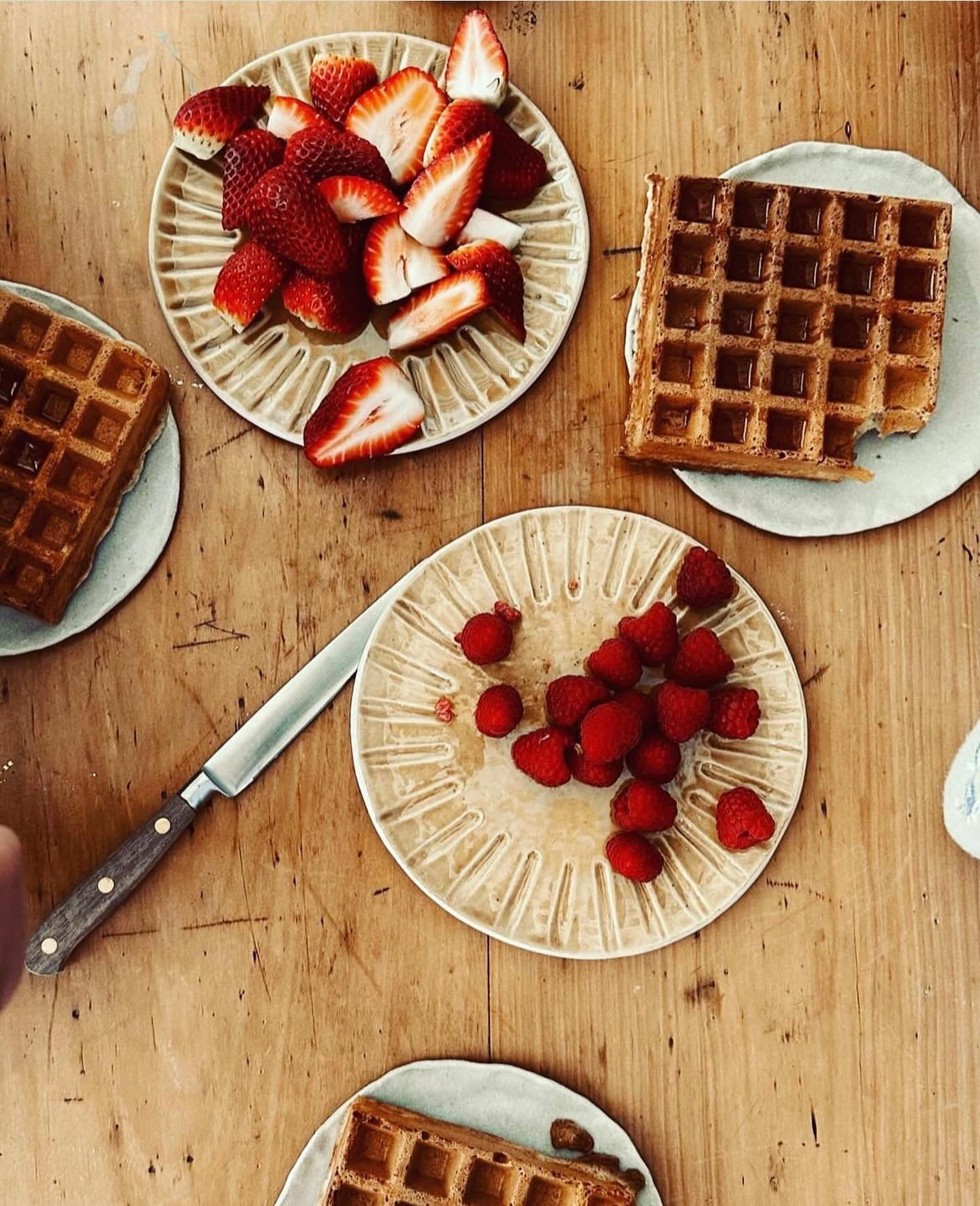 This kind of morning 🍓 
Morning scene at @bytheseasidedaisies featuring the Amber side plates