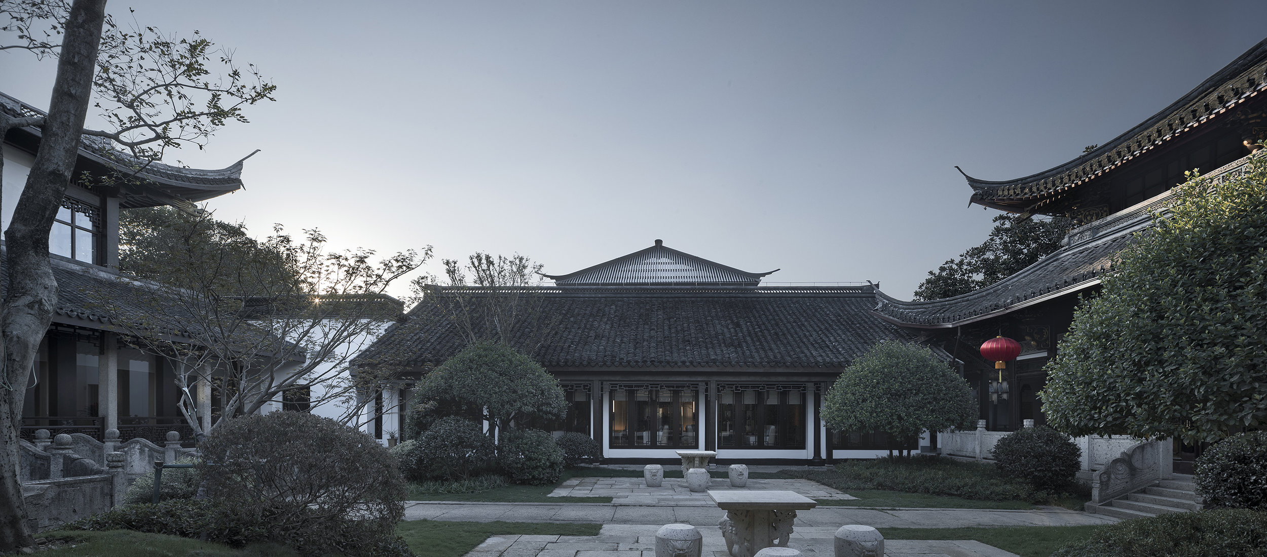 照片003 从凌宵阁前院看新老建筑的和谐对话.jpg