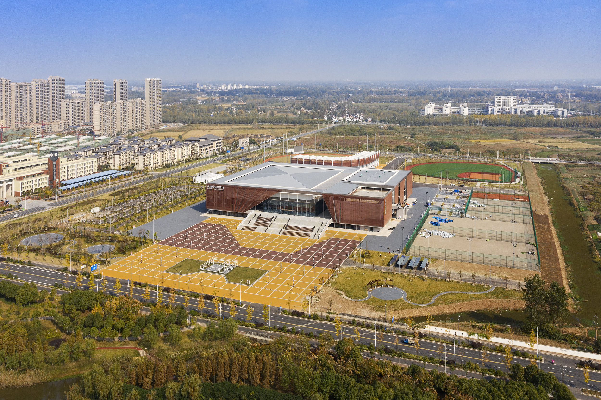 照片002 场地与体育公园相邻.jpg