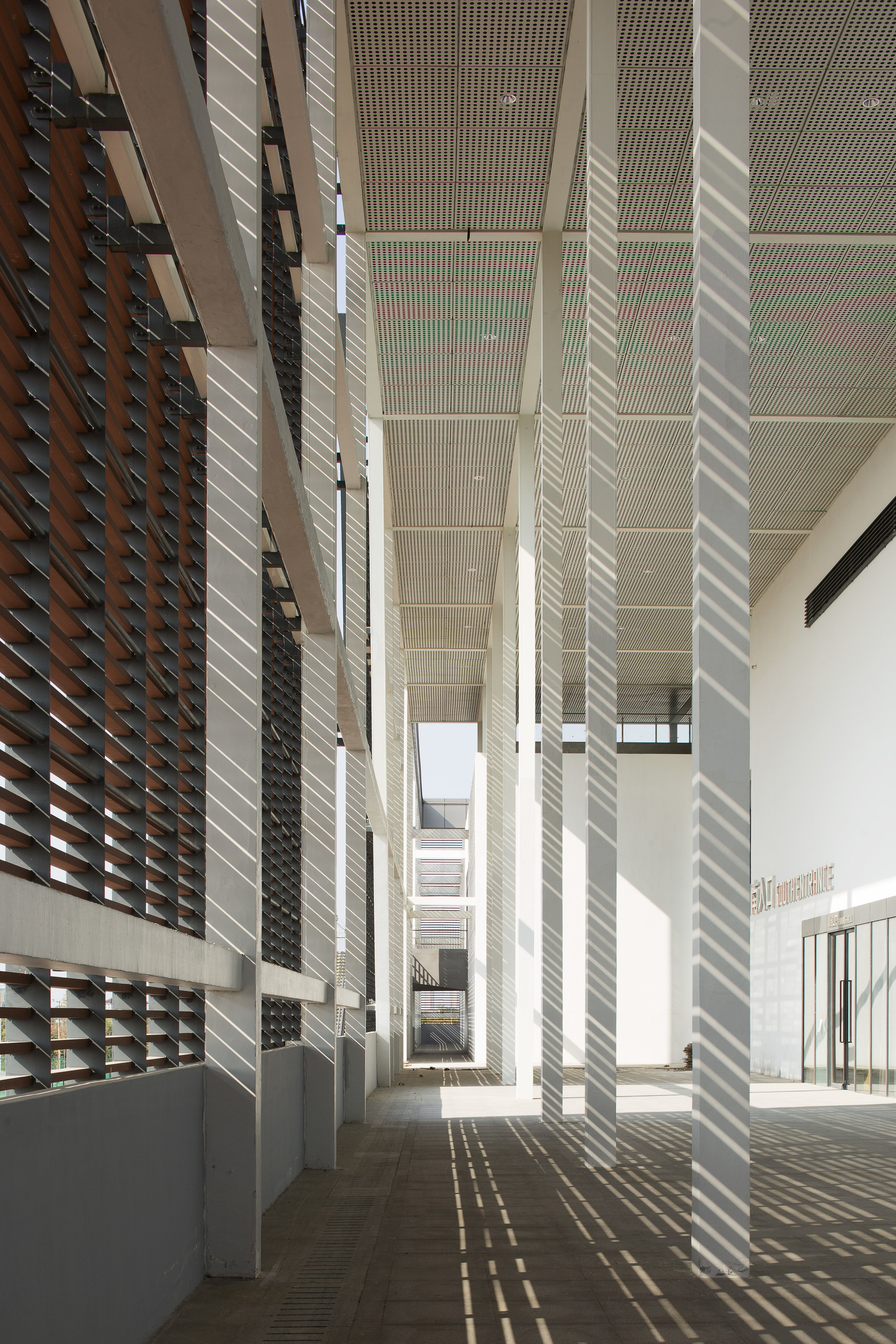 照片016 主体建筑室内灰空间光影效果.jpg