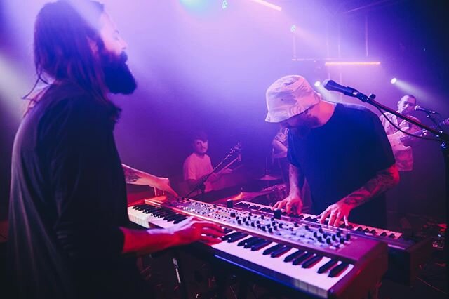 Duelling synths, photo by @del_photos