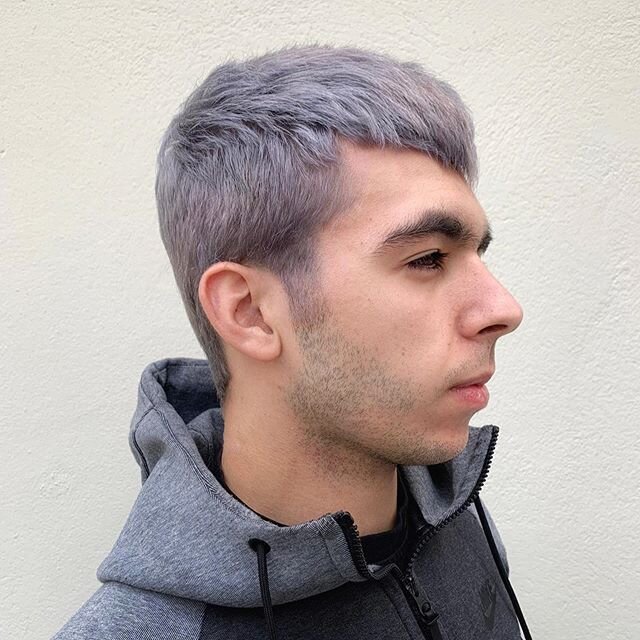 ◻️ G R E Y ◻️ A transformation from dark brown to this stunning grey. 
Swipe for the before picture
.
.
.
.
By @vincenzothehairstylist 
@voxhairdressing 
#greyhair #silverhair 
#kevinmurphy #kevinmurphycolorme 
#manchesterhair #voxhairdressing