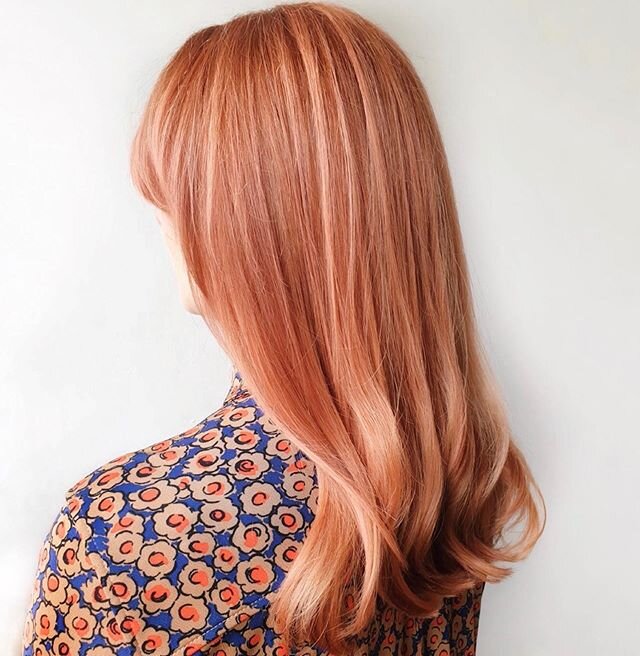 ◽️ R O S E  G O L D ◽️ Swipe for this beautiful transformation by @rljackson_hair 💕 Rachel has just been promoted from graduate stylist to stylist. Congratulations from all of us @voxhairdressing, well done!!! #voxhairdressing #stylist #rosegold #ke