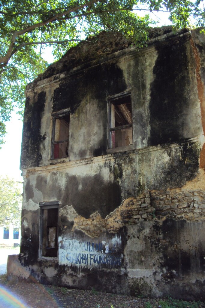  Heute ist vom früheren Reichtum nicht mehr viel zu sehen. Die Gebäude sind verfallen, einsturzgefährdet … (Bild: Servan Grüninger) 