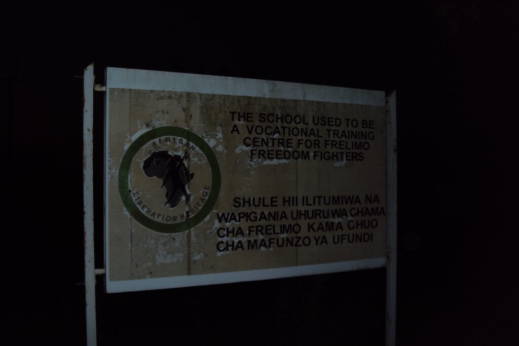  An das ehemalige Ausbildungszentrum der Widerstandskämpfer von FRELIMO erinnert ebenfalls nur noch eine Gedenktafel. (Bild: Servan Grüninger) 