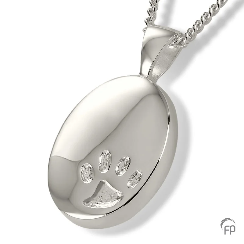 Medallion assieraad met pootje DH 004 Hanger met glanzende afwerking en askamer voor een symbolische hoeveelheid as. Exclusief collier. De levertijd van een hanger in goud of witgoud bedraagt 4 tot 6 weken. Prijzen vanaf € 115,-