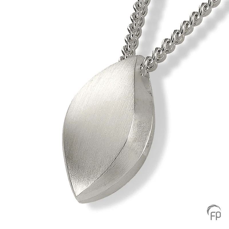 Blad assieraad AH 013 hanger met gematteerde afwerking en askamer voor een symbolische hoeveelheid as. Exclusief collier. De levertijd van een hanger in goud of witgoud bedraagt 4 tot 6 weken. Prijzen vanaf € 125,-