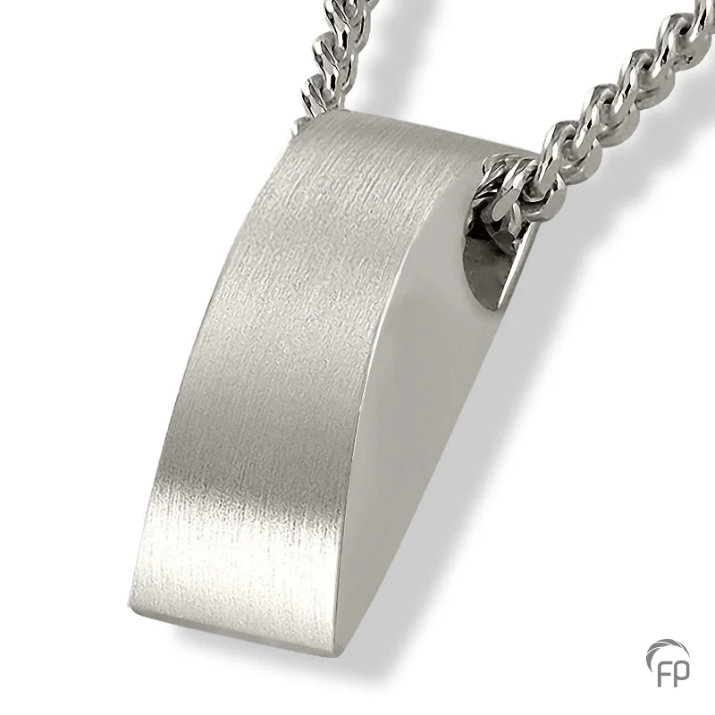Rechthoek assieraad AH 063 hanger met gematteerde afwerking en askamer voor een symbolische hoeveelheid as. Exclusief collier. De levertijd van een hanger in goud of witgoud bedraagt 4 tot 6 weken. Prijzen vanaf € 119,-