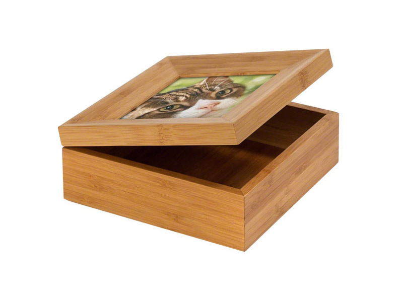 Tribute Boxes Het bamboe doosje is geschikt om de as, een haarlokje of een speeltje van uw geliefde huisdier in te bewaren . Als optie is het mogelijk om met een bodemplateautje het doosje te verkleinen. Ook is het mogelijk om een mulburry -bag ( rijstpapieren zakje ) bij te bestellen om de as in te verpakken . De doosjes zijn leverbaar in de maten small €41,-, medium €45,- en large €49,-.