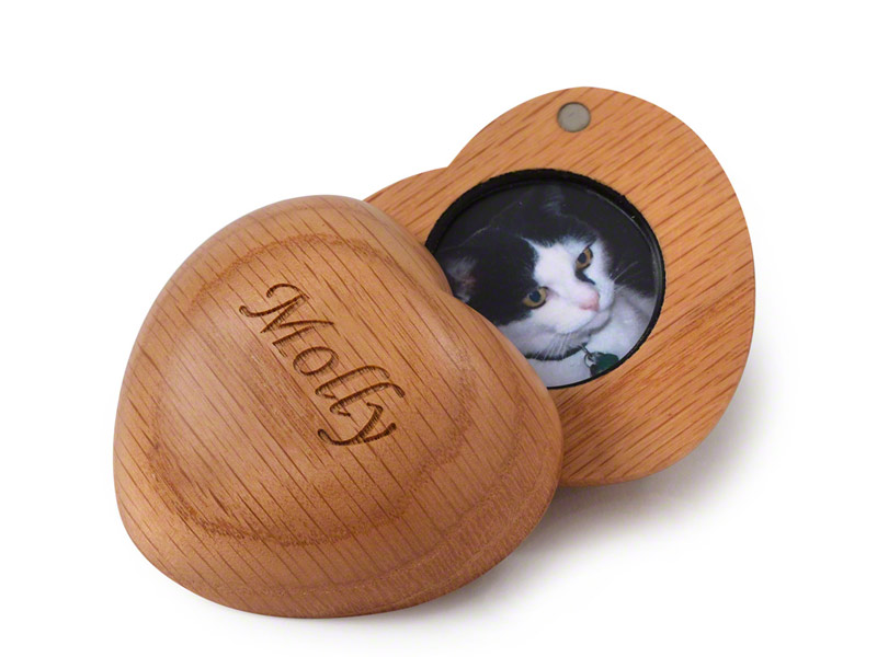 Tribute heart keepsake Dit eiken hart herinnering urn is voorzien van een klein glazen flesje met kurk waarin U een deel van de as van uw dier kunt bewaren . Binnenin het Hart is een ruimte om het flesje te plaatsen of een ander klein aandenken zoals een lok haar en een foto . Het hart word geleverd in een representatieve verpakking en in een fluwelen zakje geleverd . Het hart is ook te personaliseren door er bijvoorbeeld de naam van uw huisdier in te graveren. Hart bedraagt €74,- en gravering bedraagt €25,-