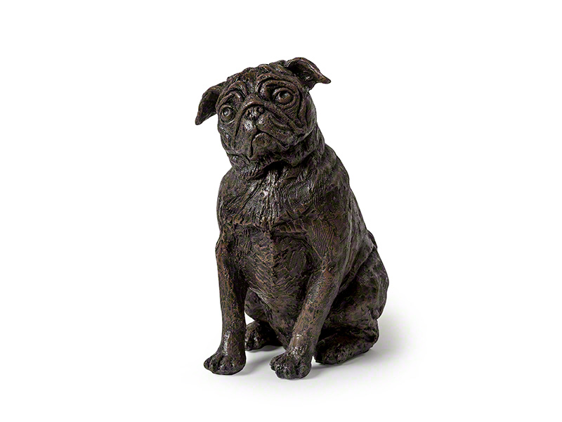 CASDO-PUG-BRZ Deze mooie Mopshond urn geeft u een hele mooie herinnering aan uw geliefde huisdier. Dit exclusieve door Petributes vervaardigde beeld word in hars gegoten en met de hand afgemaakt met een antiek bronzen finish. De urn bevat een memory capsule waarin u een aandenken kunt bewaren zoals een naamplaatje of foto. CASDO-PUG-BRZ € 151,00 / 1400 CC