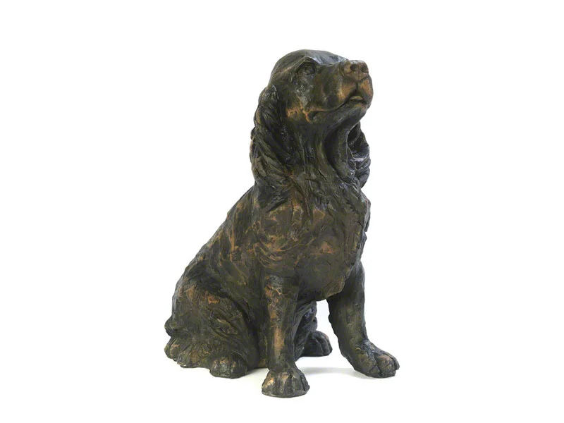 CASDO-SPAN-BRZ Deze mooie Cocker Spaniel urn geeft u een hele mooie herinnering aan uw geliefde huisdier. Dit exclusieve door Petributes vervaardigde beeld word in hars gegoten en met de hand afgemaakt met een antiek bronzen finish. De urn bevat een memory capsule waarin u een aandenken kunt bewaren zoals een naamplaatje of foto. CASDO-SPAN-BRZ € 132,00 / 1500 CC