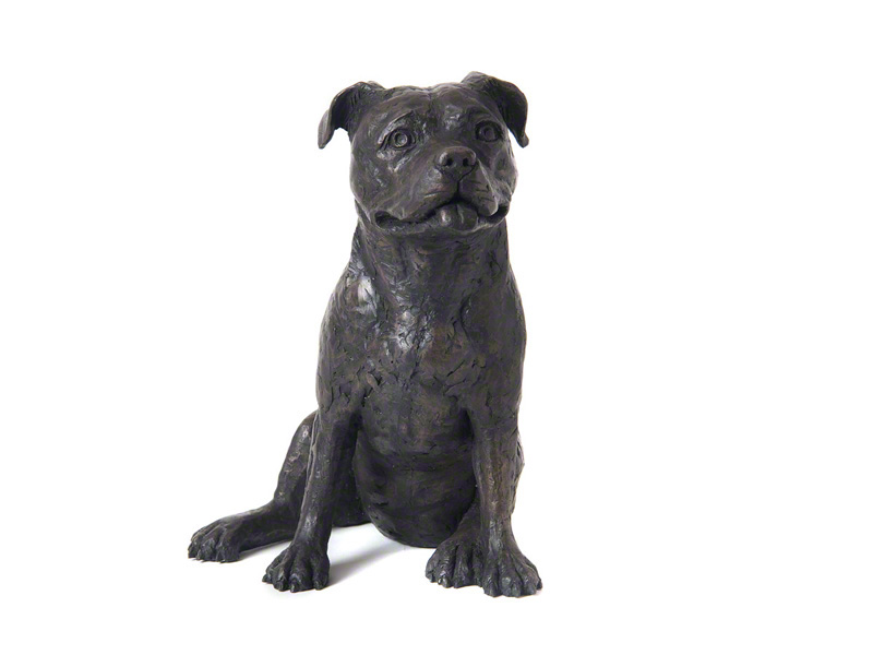 CASDO-STA-BRZ Deze mooie Staffordshire Bull Terrier urn geeft u een hele mooie herinnering aan uw geliefde huisdier. Dit exclusieve door Petributes vervaardigde beeld word in hars gegoten en met de hand afgemaakt met een antiek bronzen finish. De urn bevat een memory capsule waarin u een aandenken kunt bewaren zoals een naamplaatje of foto. CASDO-STA-BRZ € 141,00 / 2000 CC