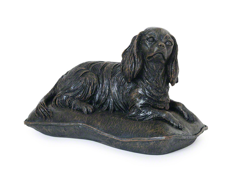 CASDO-CAV-02 Deze mooie Cavalier King Charles Spaniel urn geeft U een hele mooie herinnering aan uw geliefde huisdier. Dit exclusieve door Petributes vervaardigde beeld word in hars gegoten en met de hand afgemaakt met een antiek bronzen finish. De urn bevat een memory capsule waarin u een aandenken kunt bewaren zoals een naamplaatje of foto. CASDO-CAV-02 € 151,00 / 700 CC