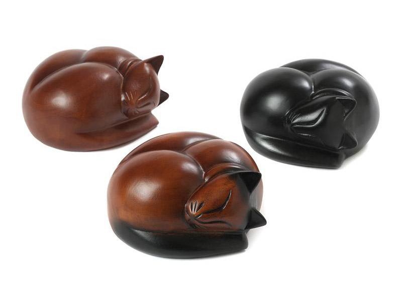 SC01C | SC03C | SC04C Deze schattige slapende hardhouten kat is een mooie herinnering aan uw geliefde huisdier. Deze urn heeft ook een memory capsule waarin u een aandenken kunt bewaren zoals een foto of naamplaatje. Deze urnen zijn in 3 kleuren verkrijgbaar; bruin, bruin-zwart en zwart. SC01C (bruin) € 72,00 / 250 CC SC03C (bruin-zwart) € 72,00 / 250 CC SC04C (zwart)€ 72,00/250 CC