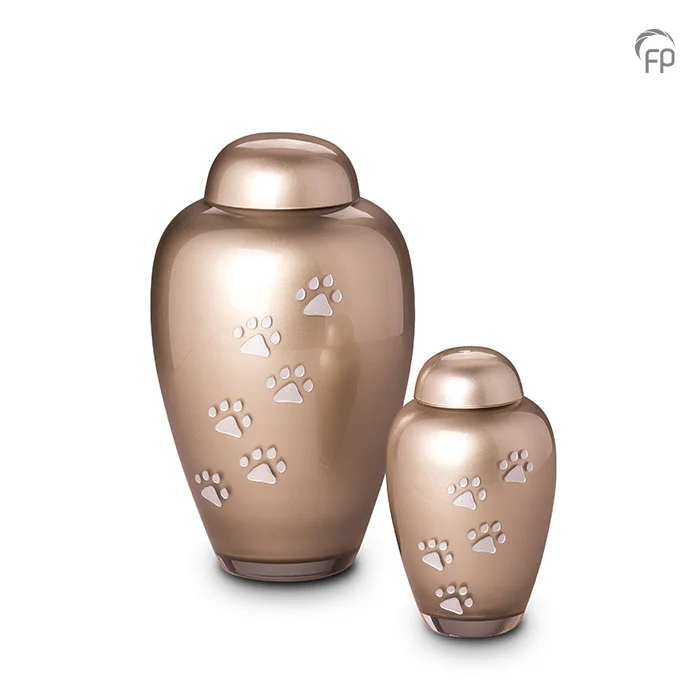 GUP 021 L | GUP 021 S Glazen dierenurnen, zilverkleurig met dierenpootjes. GUP 021 L € 159,00 / 1.90 L / H 24 CM GUP 021 S € 119,00 / 0.40 L / H 14 CM