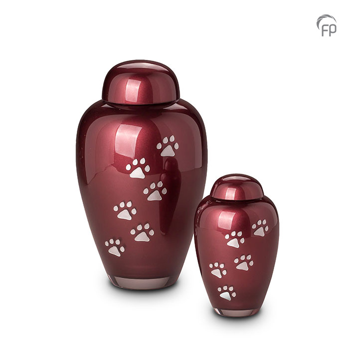 GUP 024 L | GUP 024 S Glazen dierenurnen, bordeaux rood met dierenpootjes. GUP 024 L € 159,00 / 1.90 L / H 24 CM GUP 024 S € 119,00 / 0.40 L / H 14 CM