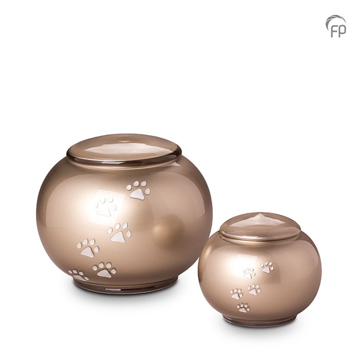 GUP 031 L | GUP 031 S Glazen dierenurnen, zilverkleurig met dierenpootjes. GUP 031 L € 159,00 / 2.50 L / H 17 CM GUP 031 S € 119,00 / 0.60 L / H 11 CM