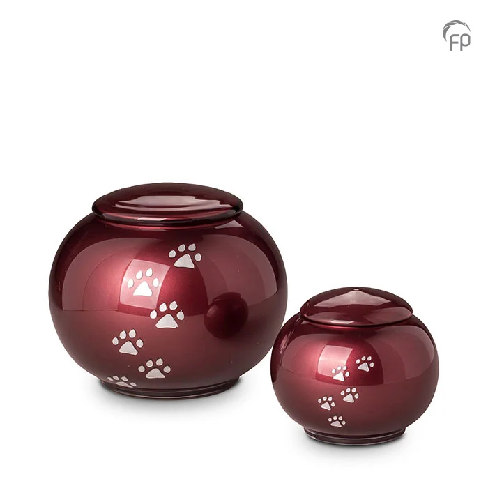GUP 034 L | GUP 034 S Glazen dierenurnen, bordeaux rood met dierenpootjes. GUP 034 L € 159,00 / 2.50 L / H 17 CM GUP 034 S € 119,00 / 0.60 L / H 11 CM