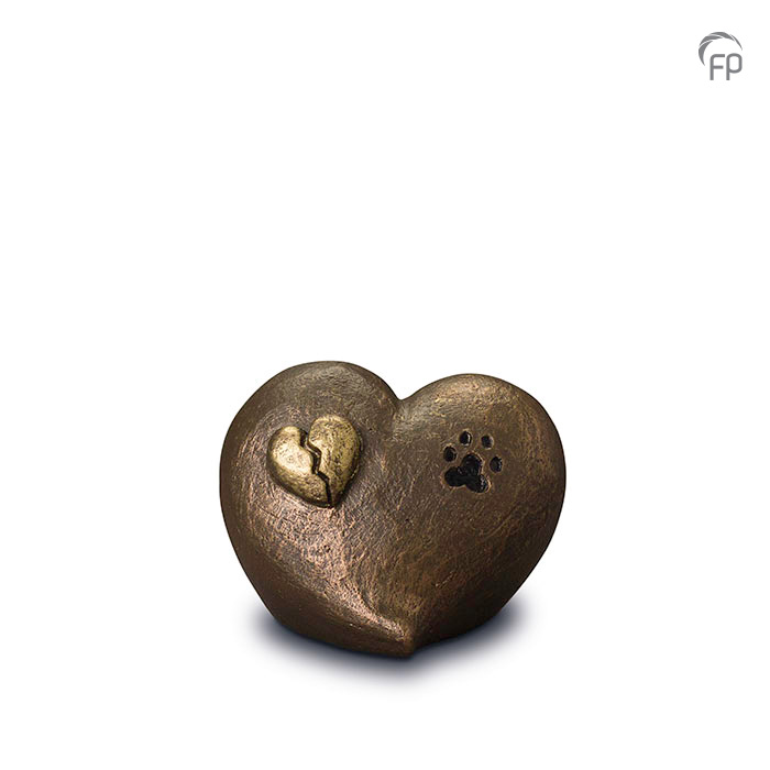 UGK 203 Keramische dieren art urn met bronzen afwerking. Elke Geert Kunen urn is uniek en wordt op bestelling gemaakt. Daarom zit er op deze producten een levertijd van 3 à 4 weken. UGK 203 € 179,00 / 1.00 L / H 12 CM